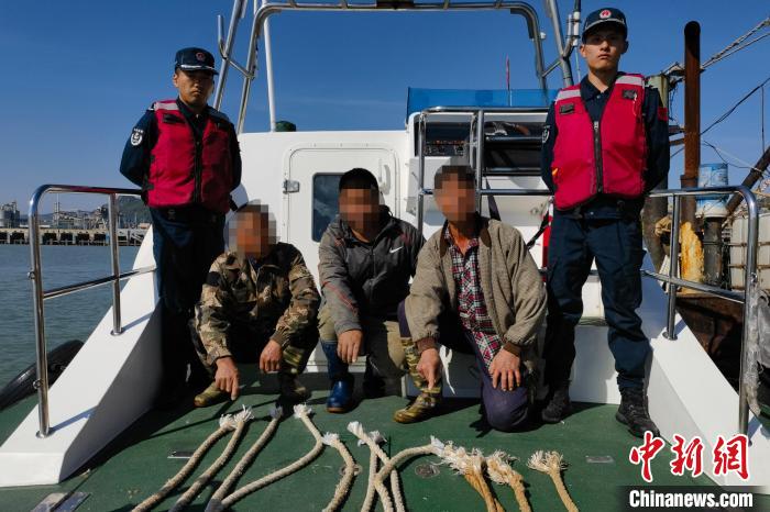 福建海警送返4名台湾省籍渔船船员