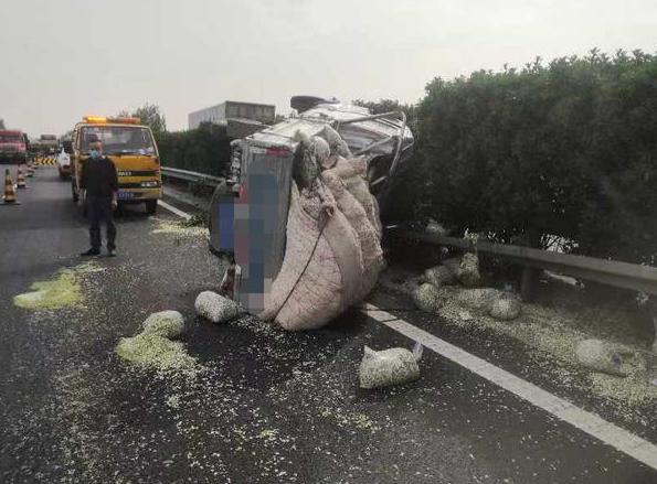 大连内涝，车辆被冲入2米深水渠的警示与反思