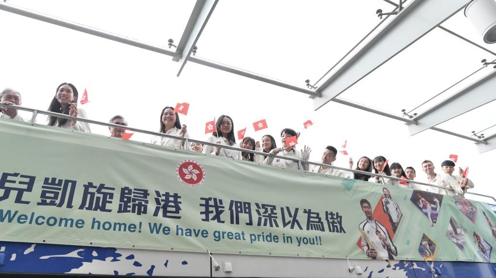 中国香港代表团奥运健儿坐巴士巡游